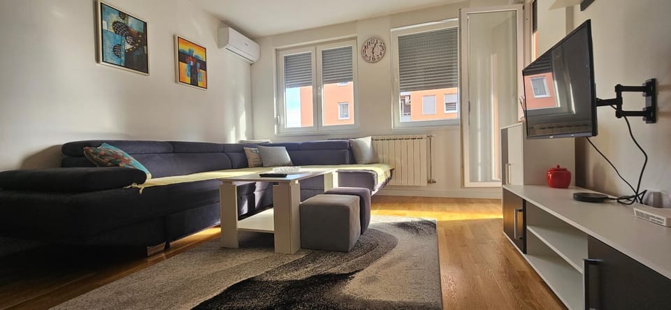 TV and multimedia, Living room, Seating area, hair dresser