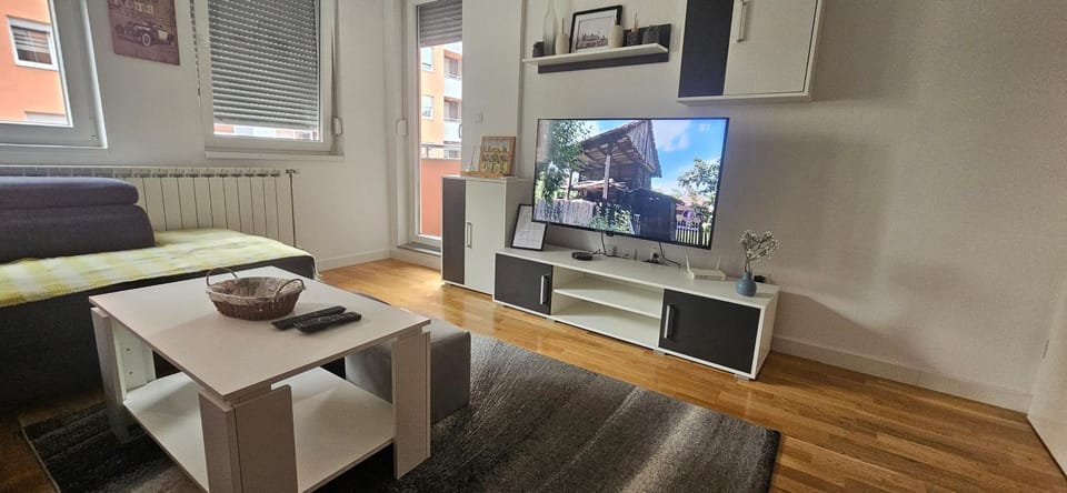 TV and multimedia, Living room, Seating area, Evening entertainment