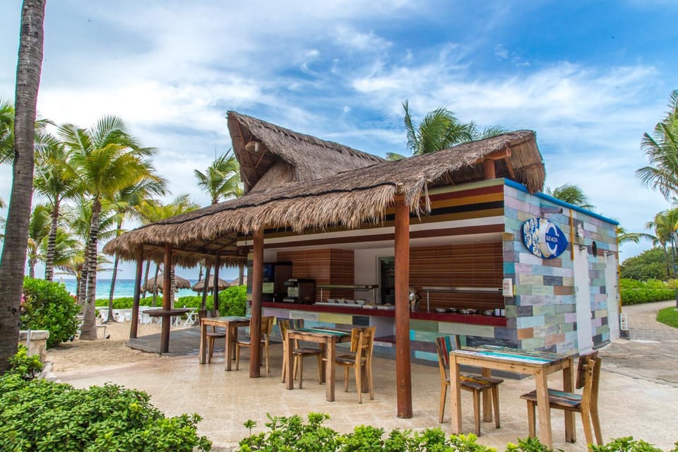 Restaurant/places to eat, Lounge or bar, Beach