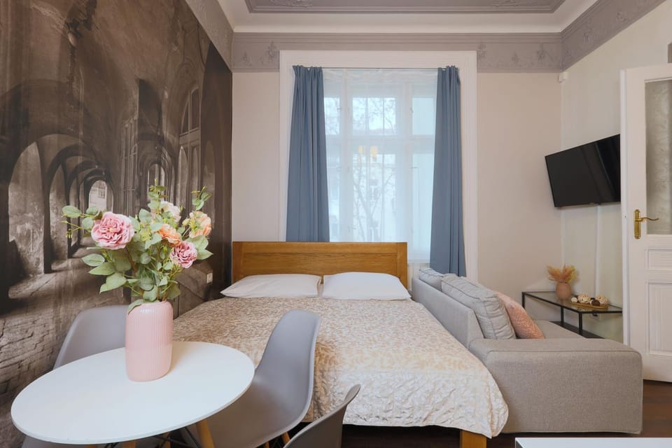 Bed, TV and multimedia, Living room, Seating area, Bedroom