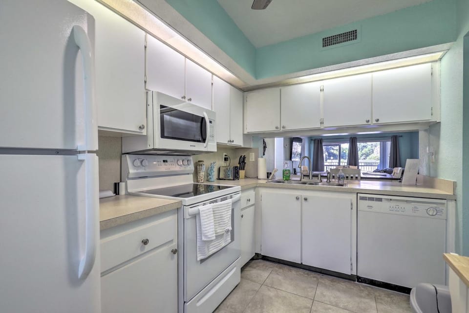 Sweet Snowbird Escape ~ 2 Mi to St Pete Beach House in Isla del Sol