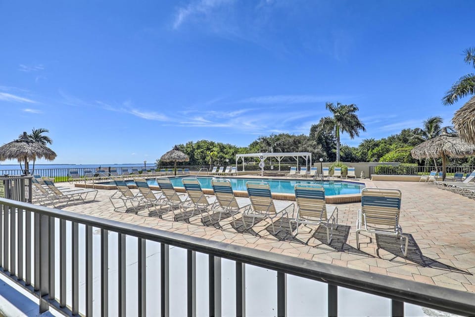 Sweet Snowbird Escape ~ 2 Mi to St Pete Beach House in Isla del Sol
