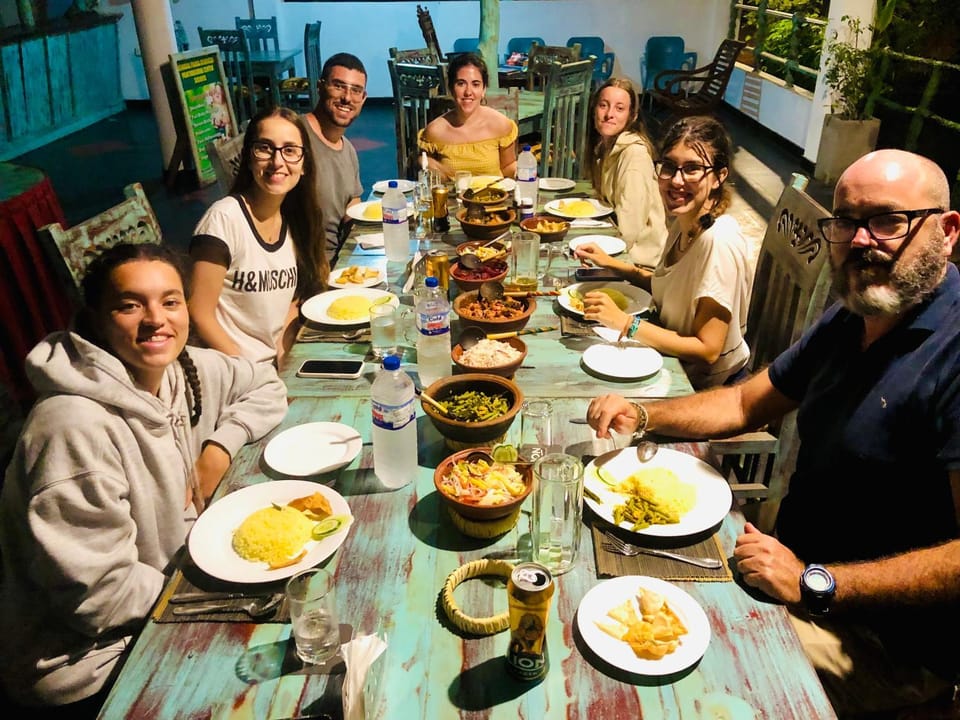 Restaurant/places to eat, Food and drinks, Food, Dinner, Drinks, group of guests
