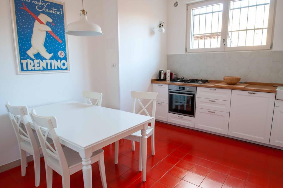 Kitchen or kitchenette, Dining area, minibar, pet friendly, stove