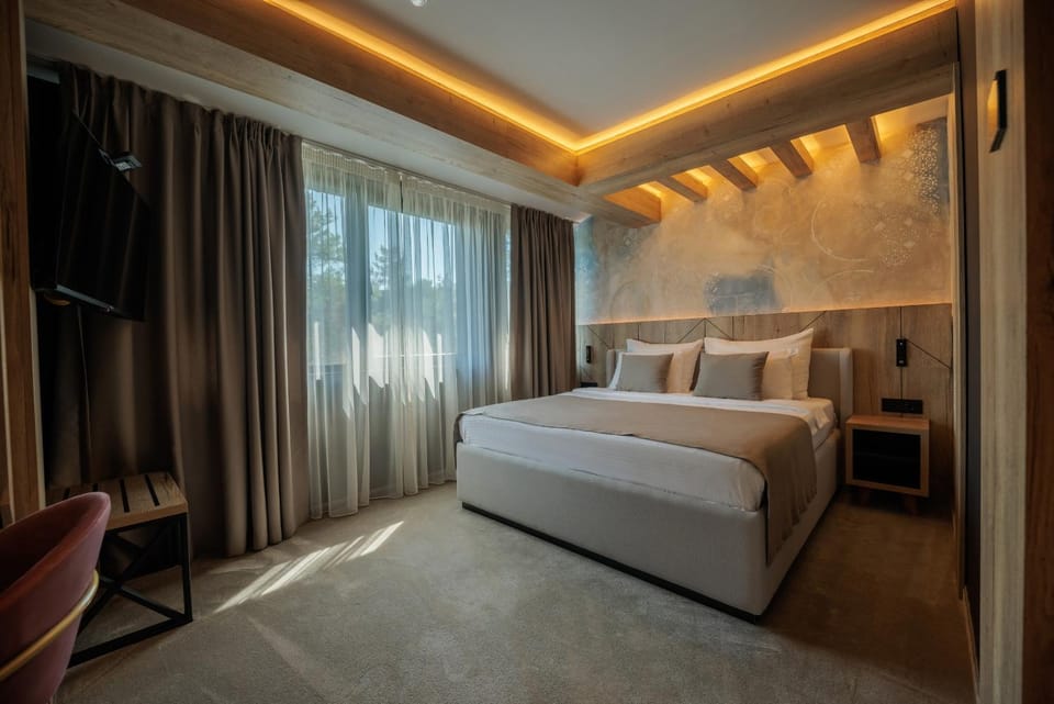 Bed, TV and multimedia, View (from property/room), Photo of the whole room, Bedroom, Mountain view