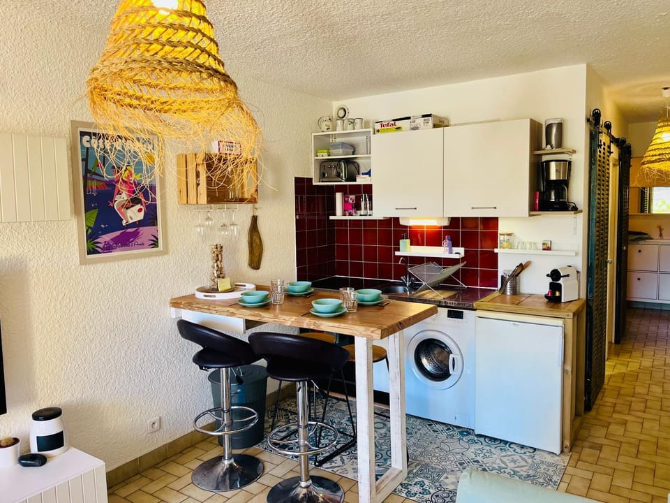Kitchen or kitchenette, Dining area