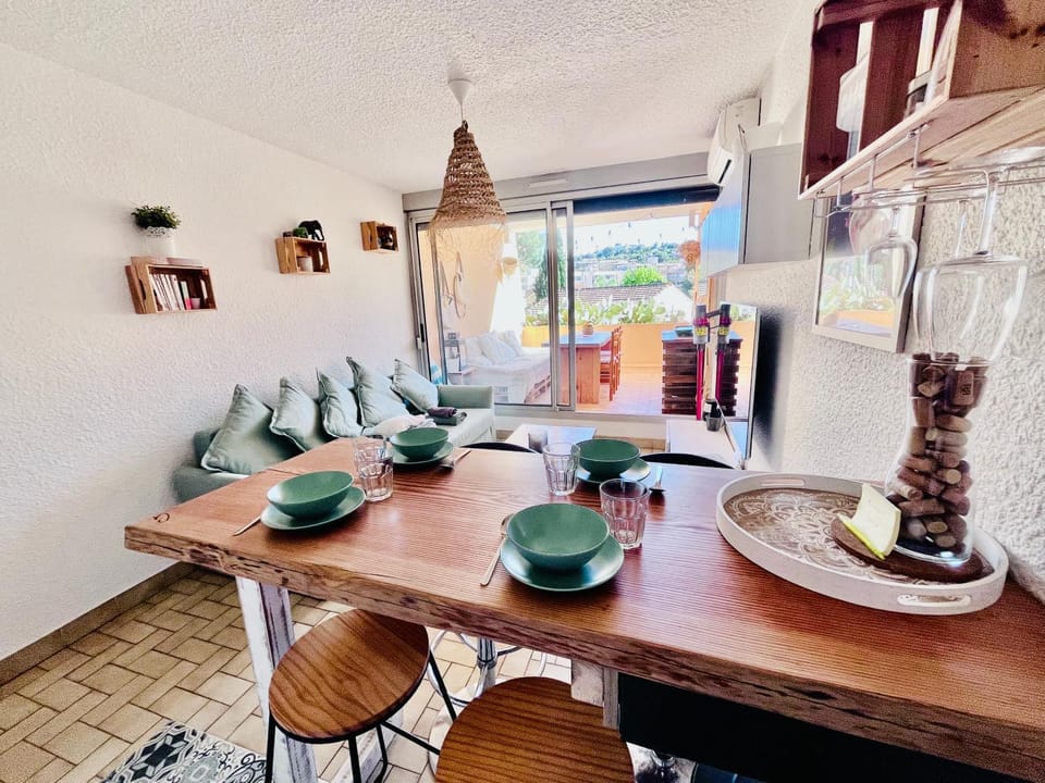Kitchen or kitchenette, Living room, Dining area