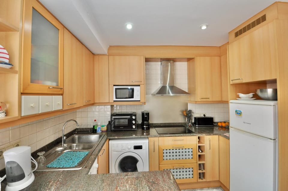 minibar, stove, toaster