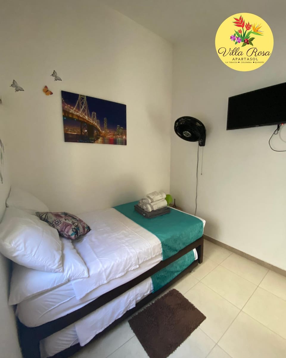Bed, TV and multimedia, Photo of the whole room, Bedroom, fireplace