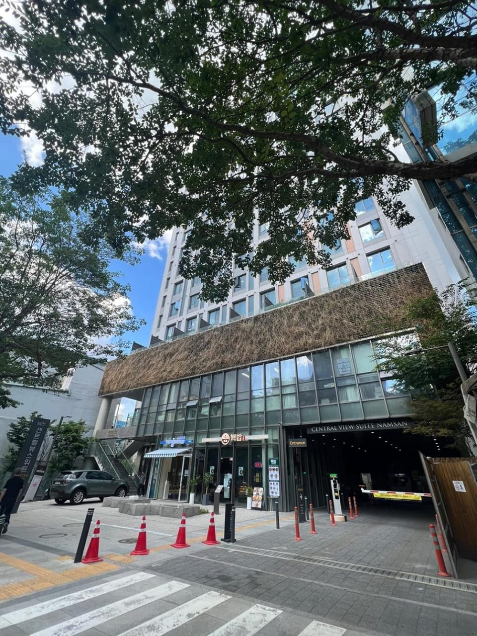 Facade/entrance