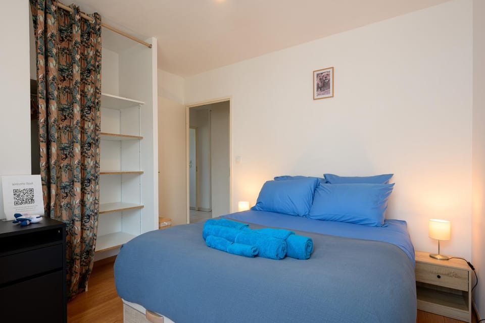 Photo of the whole room, Bedroom