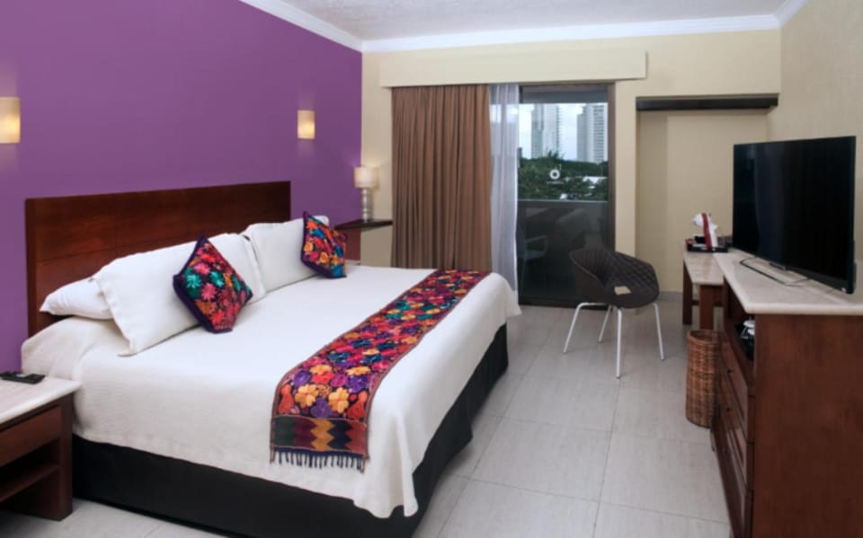 Bed, TV and multimedia, Photo of the whole room, Decorative detail, Bedroom