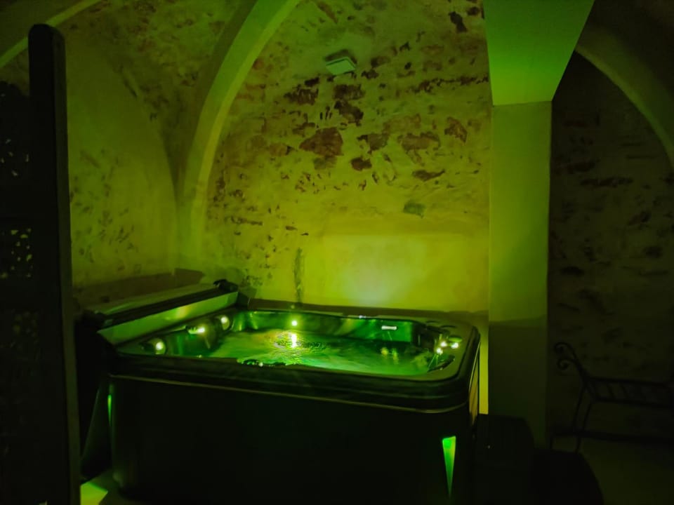Hot Tub, Spa and wellness centre/facilities