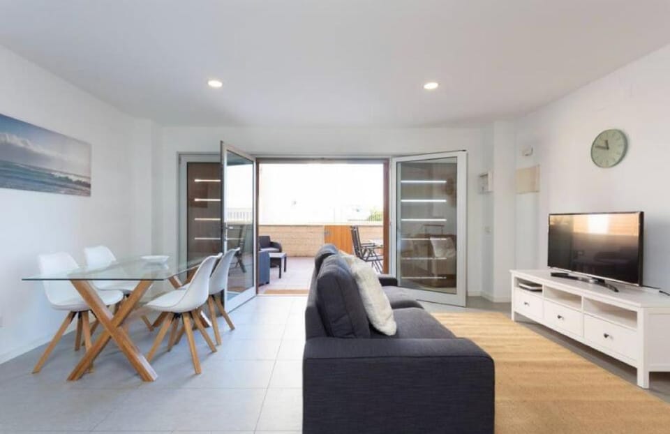 Modern seafront flat with a private garage Apartment in Abona