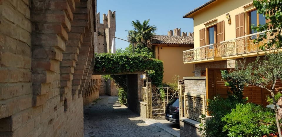 Cà La Terrazza - DENTRO IL BORGO STORICO Bed and Breakfast in Marche