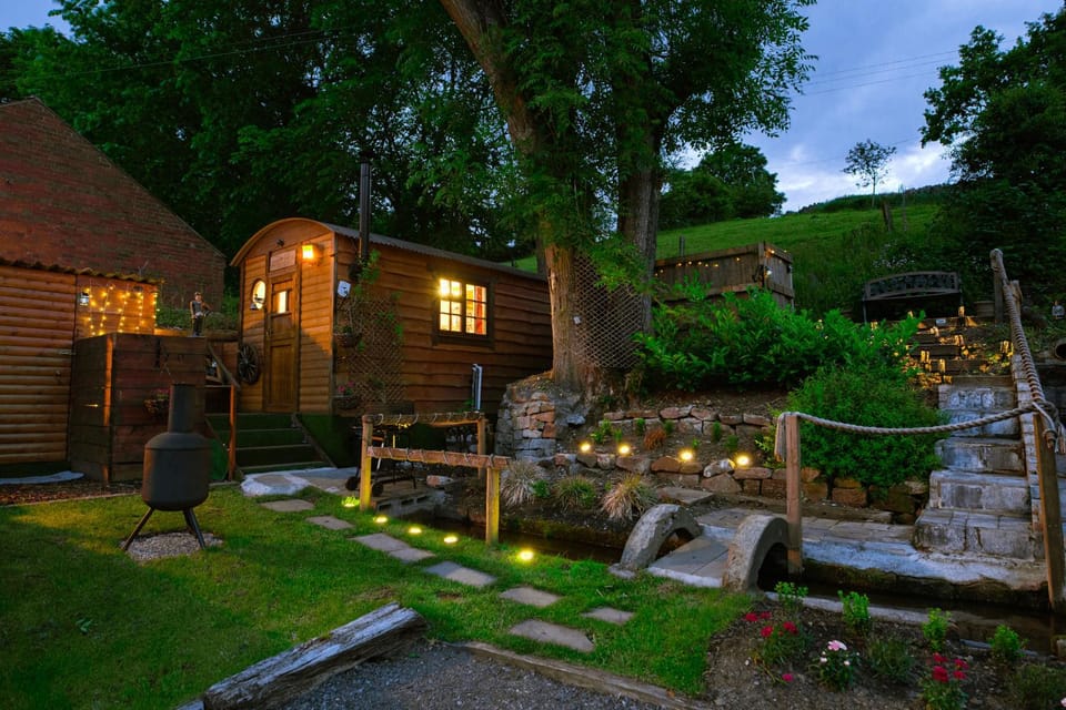 The Old Pumphouse Shepherds Hut with Hot Tub Chalet in Staffordshire Moorlands District