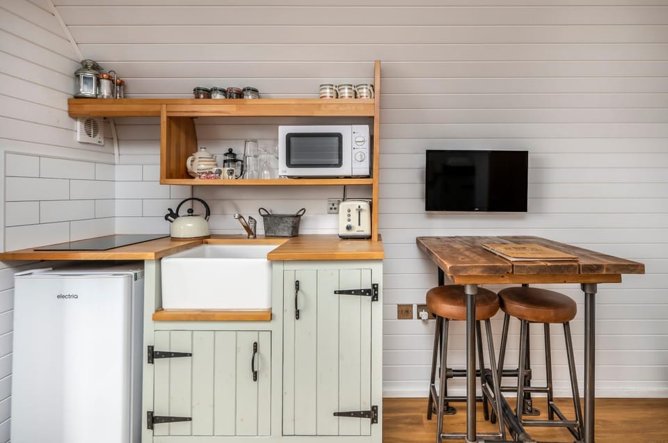 TV and multimedia, Coffee/tea facilities, Kitchen or kitchenette, Dining area, stove, toaster