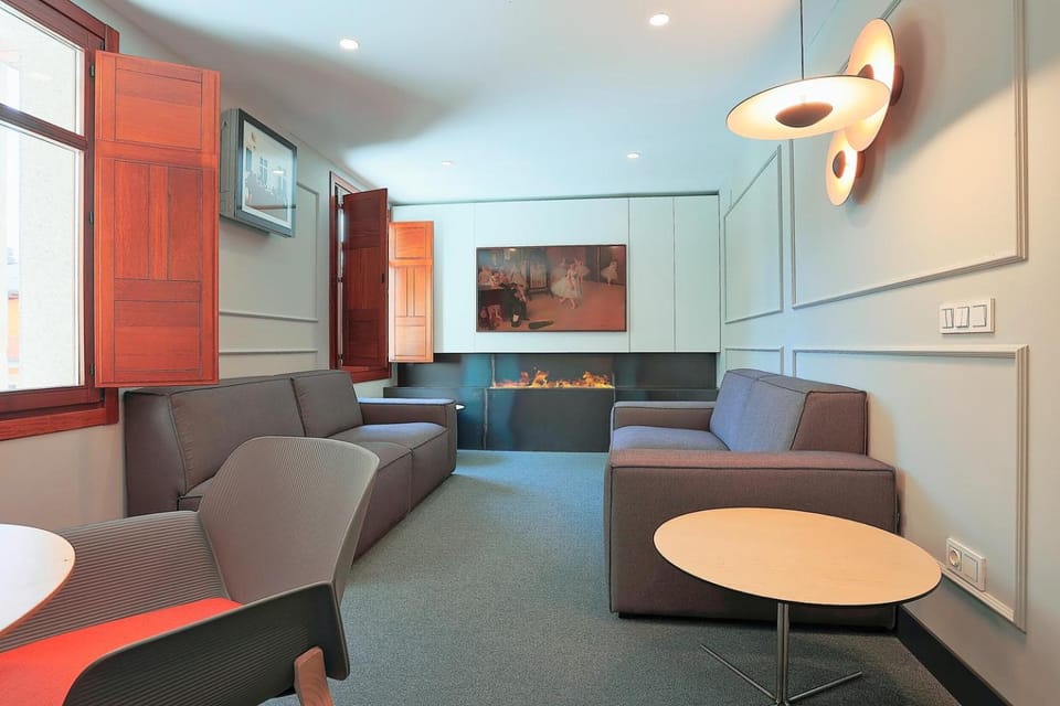TV and multimedia, Living room, Seating area, air conditioner