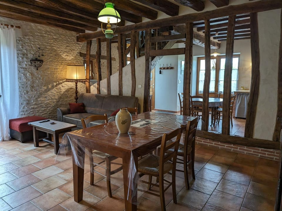 Maison de caractère avec jardin privatif, terrasse, ping-pong – Proche Ferrières et Montargis - FR-1-590-40 House in Centre-Val de Loire