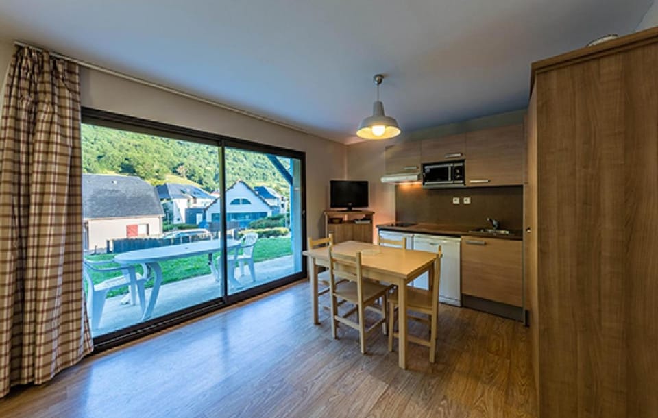 Dining area, kitchen