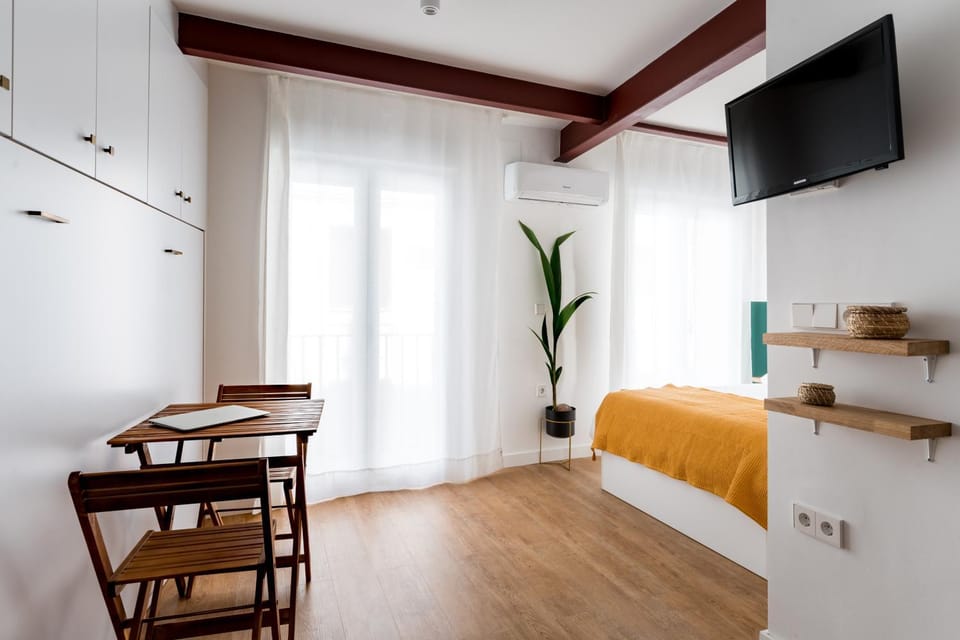 TV and multimedia, Seating area, Dining area, air conditioner