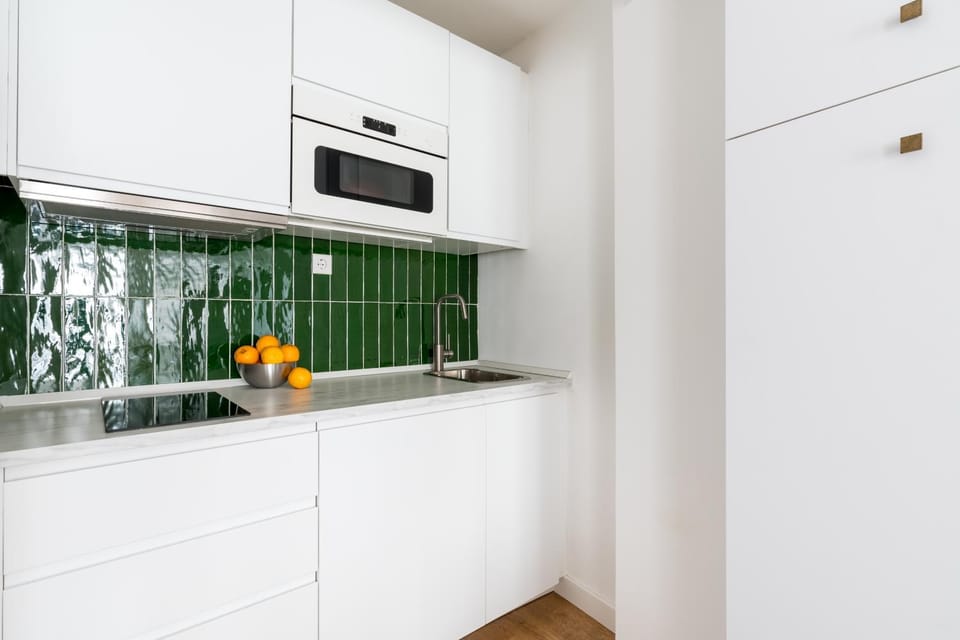 Kitchen or kitchenette, minibar, stove