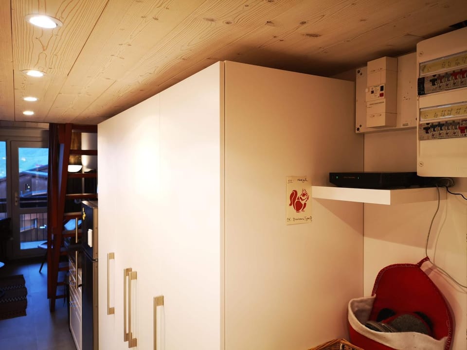 locker, wardrobe