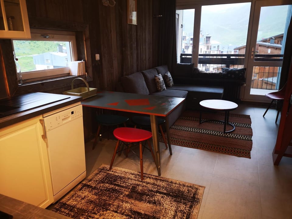 Living room, Dining area, dishwasher
