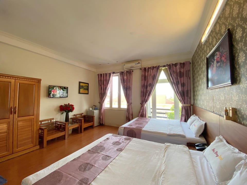 Bed, TV and multimedia, Photo of the whole room, Seating area, Bedroom, wardrobe