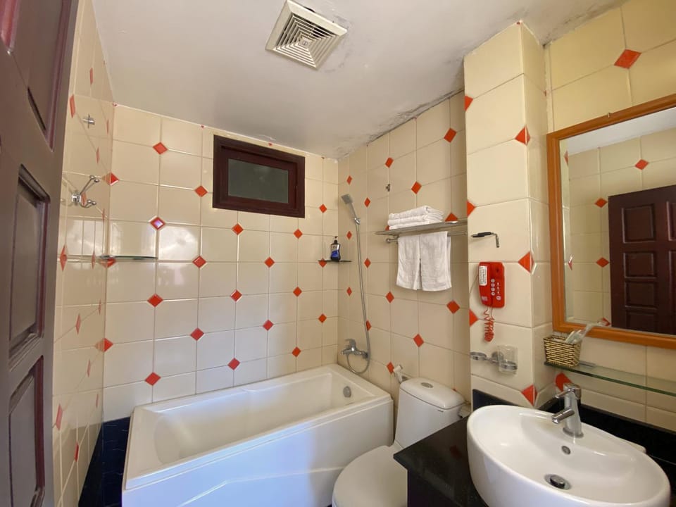 Shower, Toilet, Bath, bidet, towels