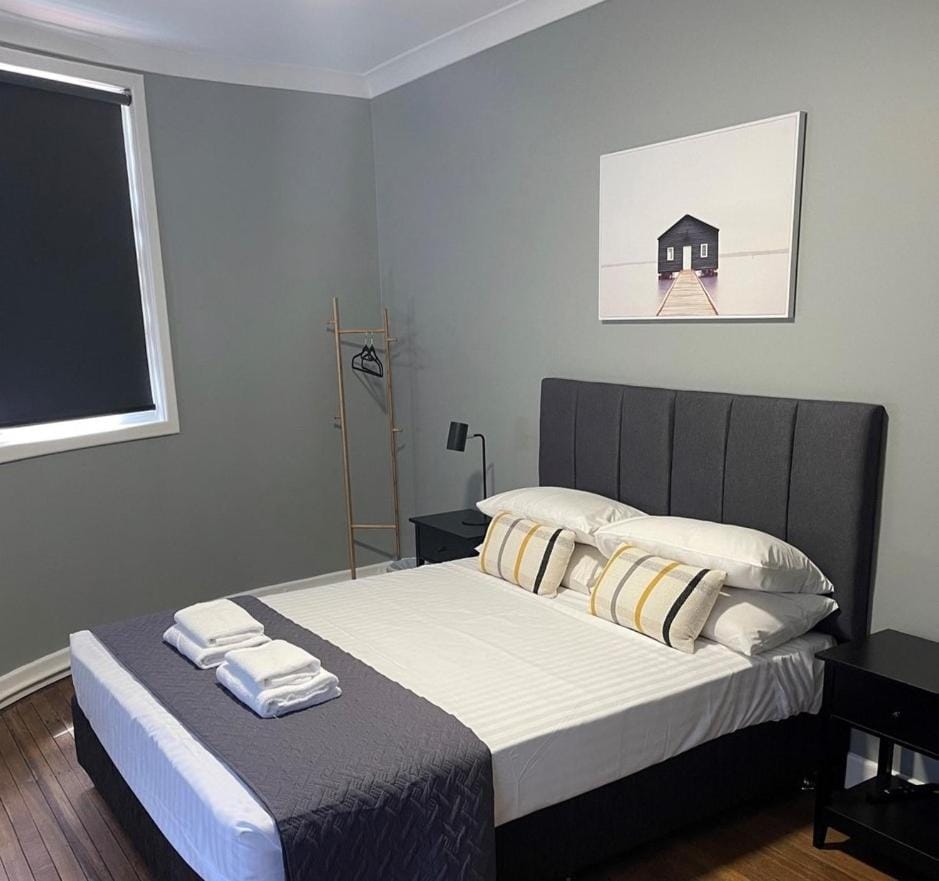 Bed, Photo of the whole room, Bedroom, towels
