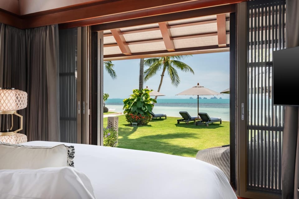 Bed, Natural landscape, TV and multimedia, Beach, Bedroom, Sea view, sunbed