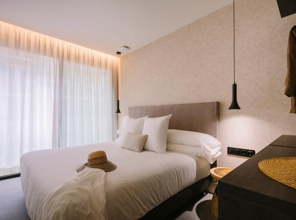 Bed, Bedroom, Street view, safe, wardrobe