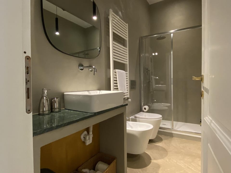 Shower, Toilet, Bathroom, bidet, towels