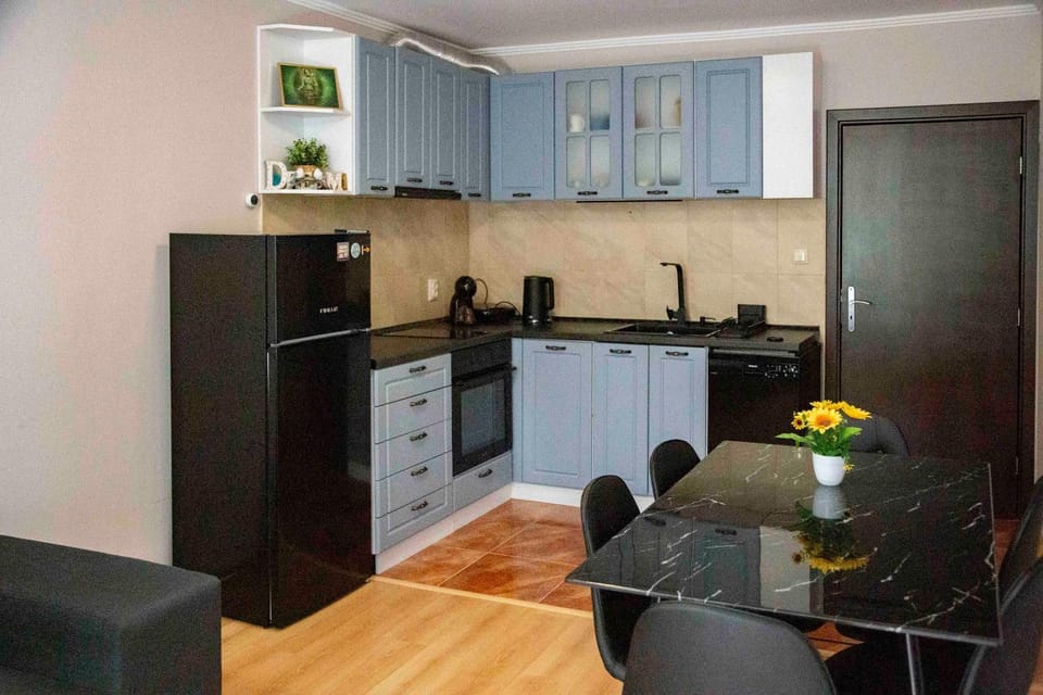 Kitchen or kitchenette, Dining area, dishwasher