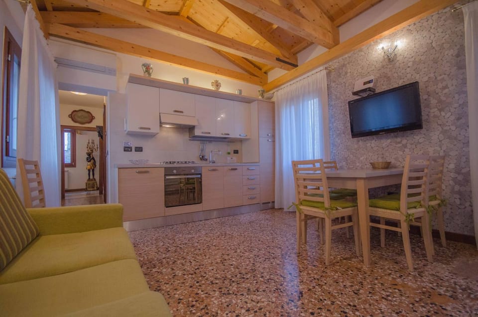 TV and multimedia, Kitchen or kitchenette, Living room, Dining area, stove