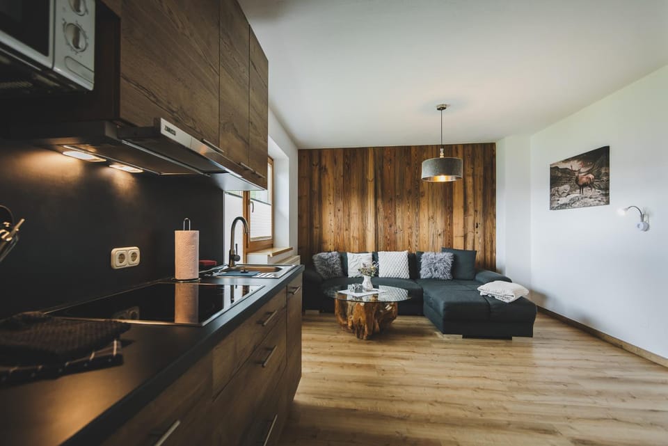 Communal lounge/ TV room, TV and multimedia, Kitchen or kitchenette, Seating area, Communal kitchen, stove