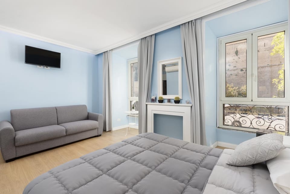 Bed, TV and multimedia, Living room, Photo of the whole room, Seating area, Bedroom