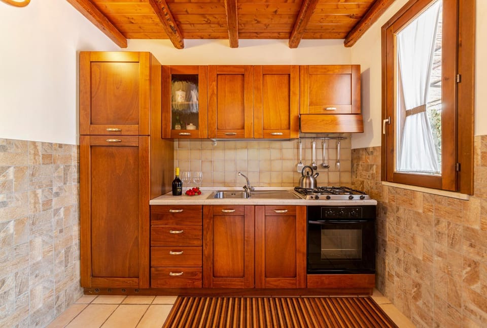 Kitchen or kitchenette, pet friendly, stove