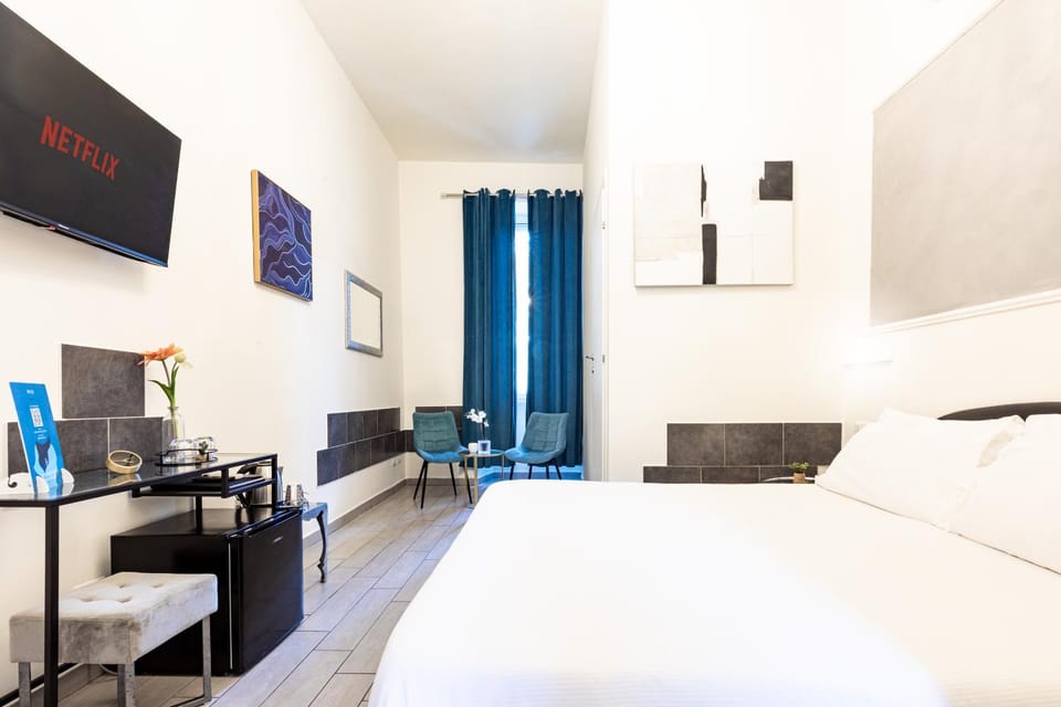 Bed, TV and multimedia, Photo of the whole room, Bedroom