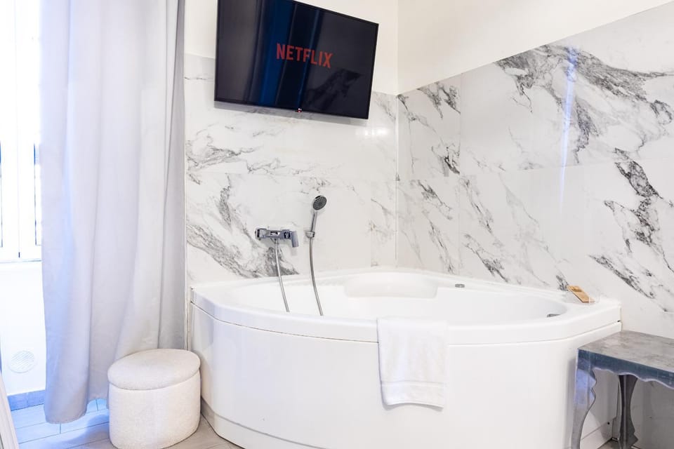 Hot Tub, Bathroom