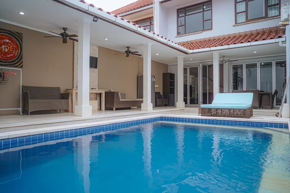 Pool view, Swimming pool, sunbed