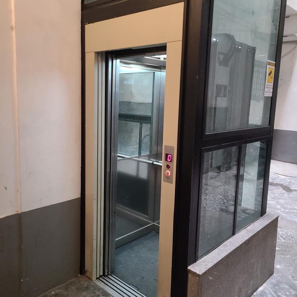 Patio, elevator, acessibility