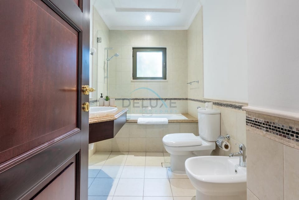 Shower, Toilet, Bathroom, Bath, bidet, towels