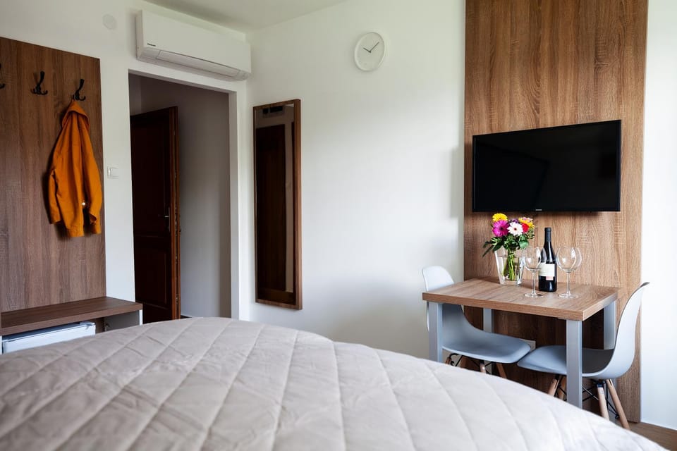 Bed, TV and multimedia, Bedroom