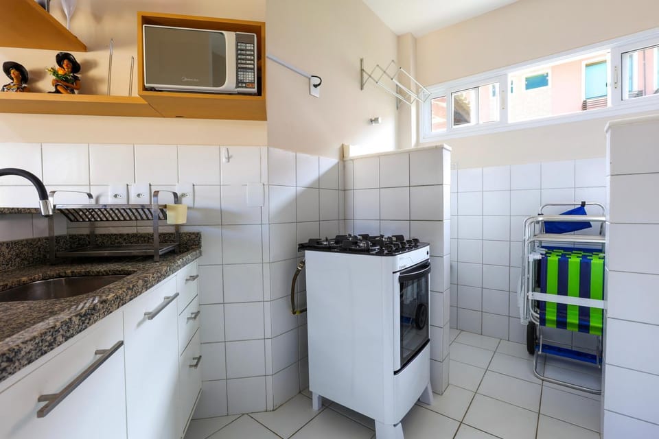 Kitchen or kitchenette, minibar, stove