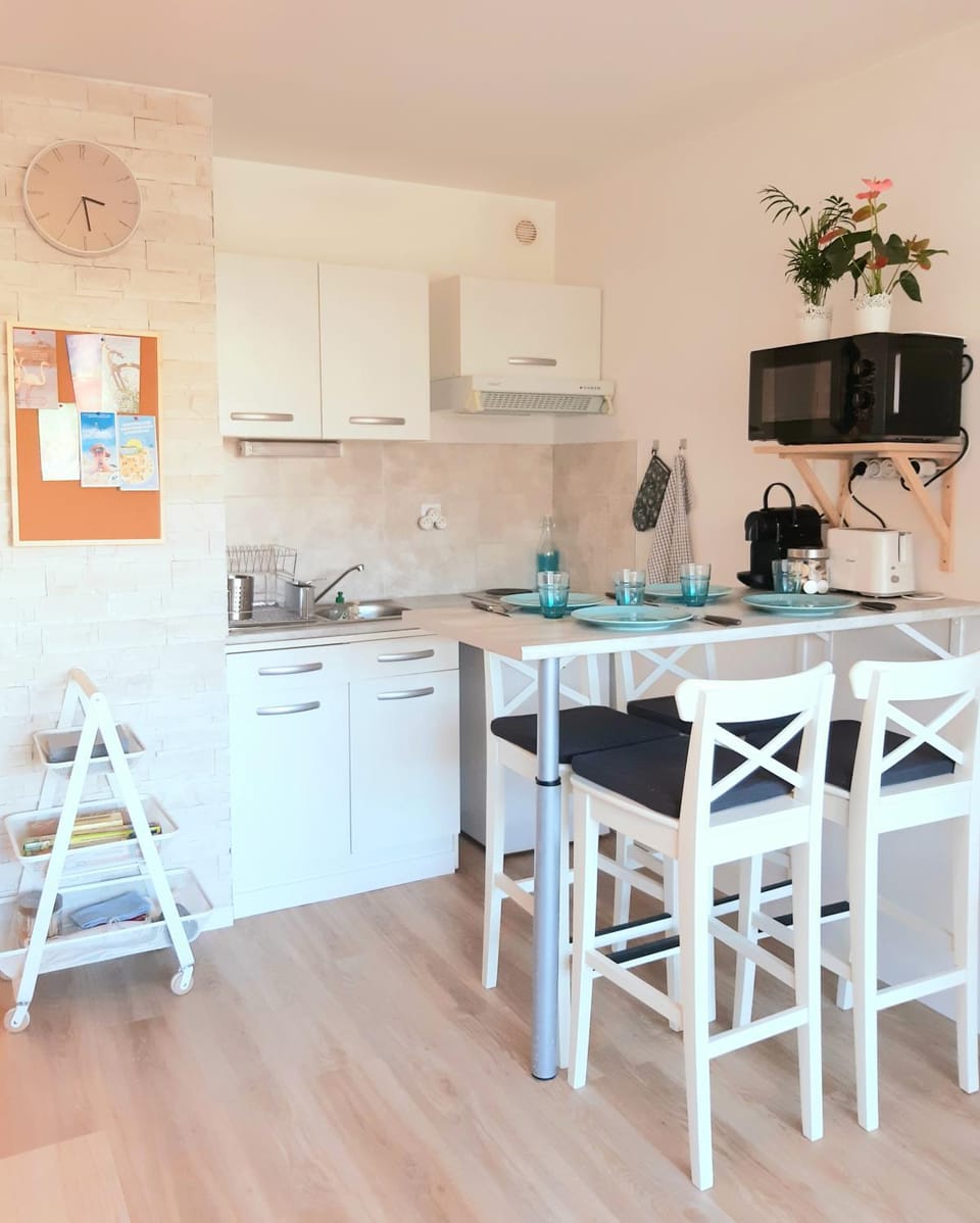 Kitchen or kitchenette, Dining area, Communal kitchen