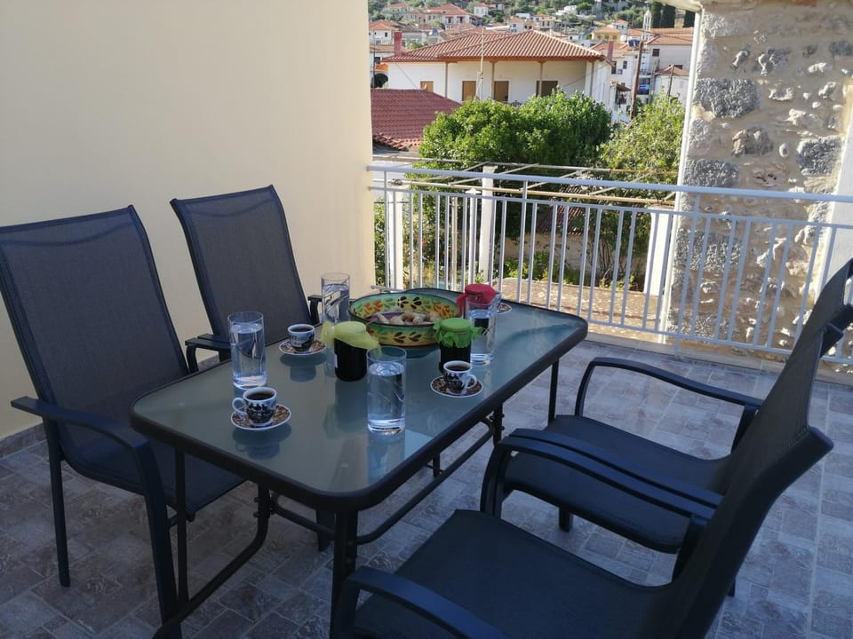 Sunny cozy House with grand courtyard Apartment in Leonidio