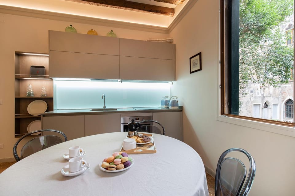 Kitchen or kitchenette, Dining area