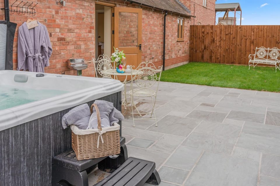 Patio, Garden, Hot Tub, Garden view